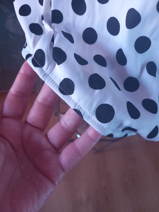 Blazer negro y blusa lunares