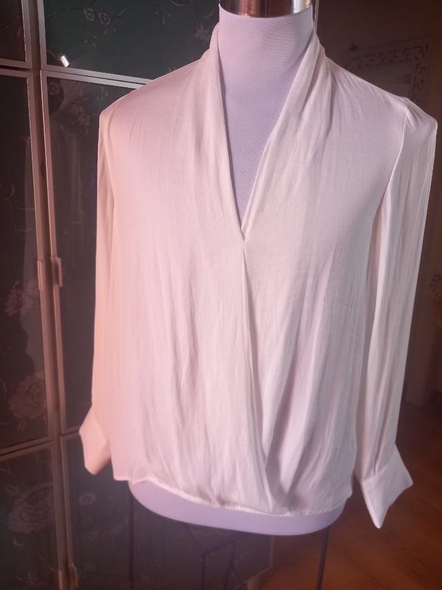 Blazer negro y blusa lunares