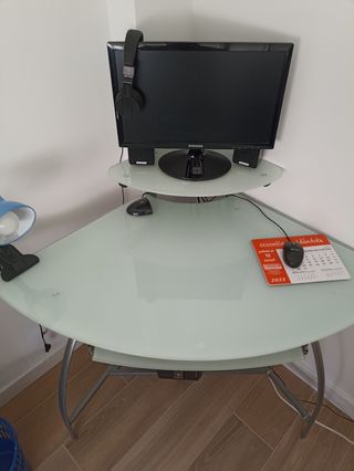 Mesa ordenador esquinera de cristal y acero