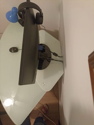 Mesa ordenador esquinera de cristal y acero