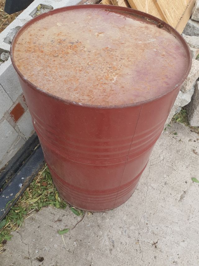 Barril metálico rojo