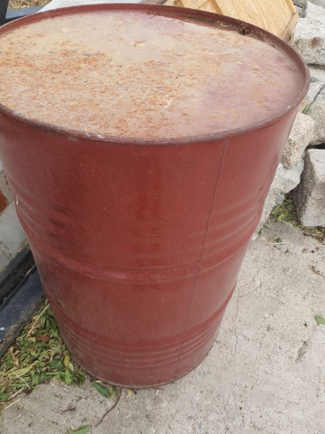 Barril metálico rojo