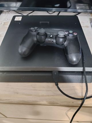 PS4 (PlayStation 4) Slim 1TB + mando y 4 games