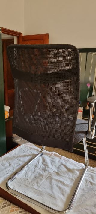 Silla oficina negra, respaldo transpirable
