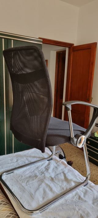 Silla oficina negra, respaldo transpirable