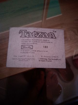 Cromo Tarzán agarrando cocodrilo