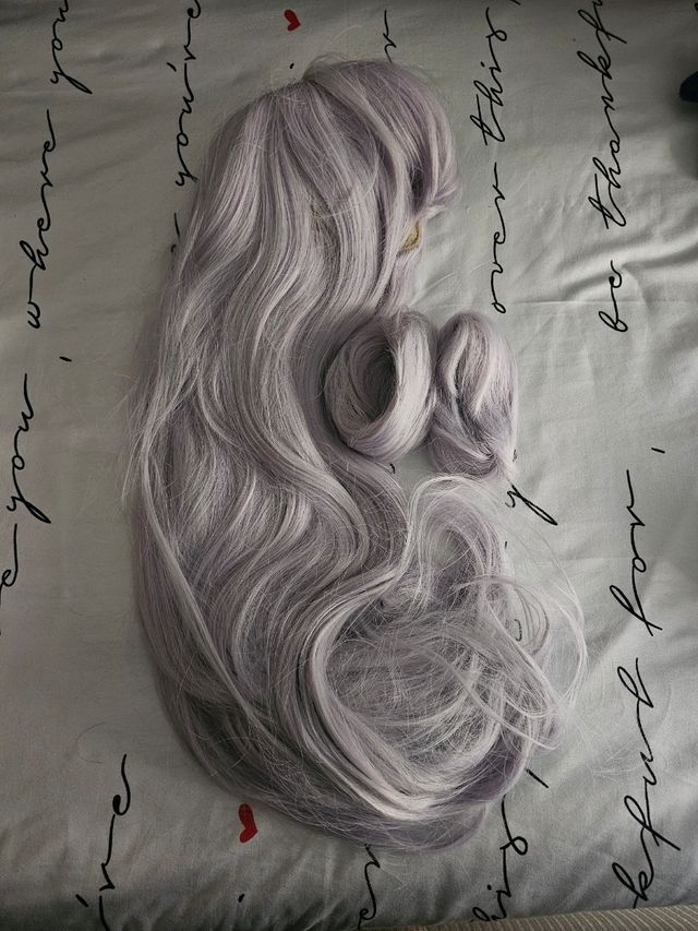 Varias pelucas de cosplay