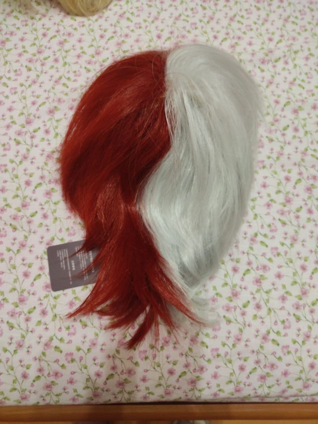 Varias pelucas de cosplay