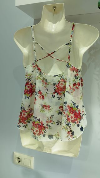 Blusa tirantes - Flores rojas y blancas