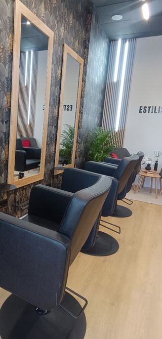 Se ofrecen servicios de Peluquería y Estetica