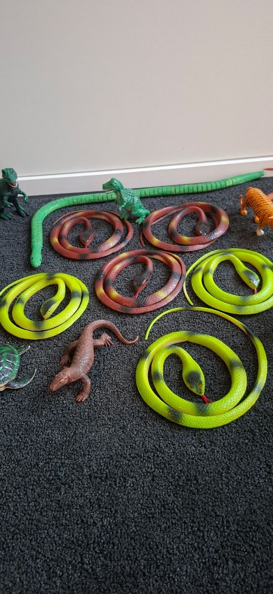 Animales y serpientes de juguete