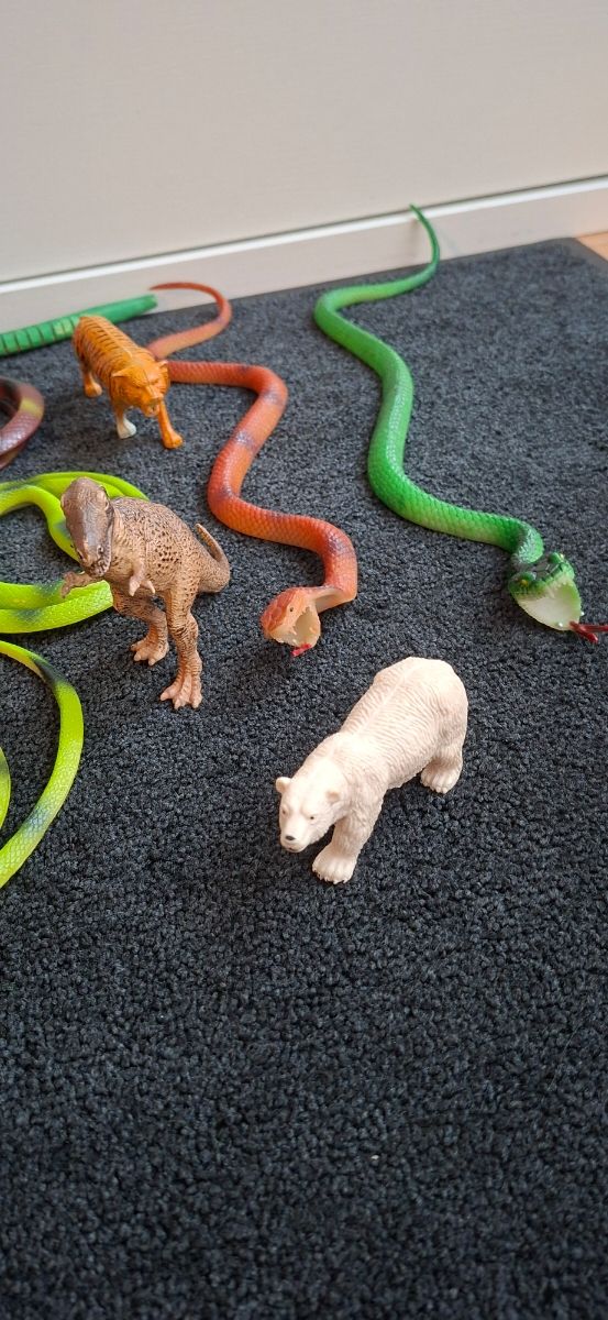 Animales y serpientes de juguete