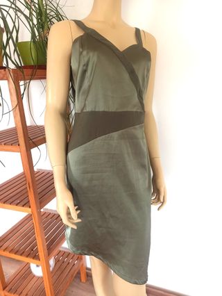 Vestido corto satinado verde corte asimétrico L 40