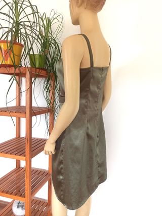 Vestido corto satinado verde corte asimétrico L 40
