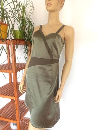 Vestido corto satinado verde corte asimétrico L 40