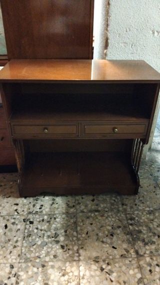 Mueble de madera marrón