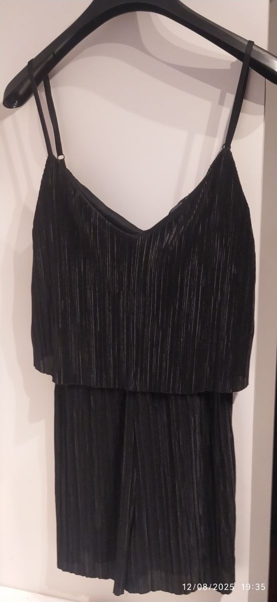 Mono corto Bershka negro brillante, talla S