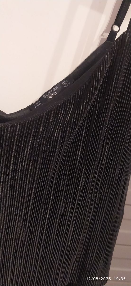 Mono corto Bershka negro brillante, talla S