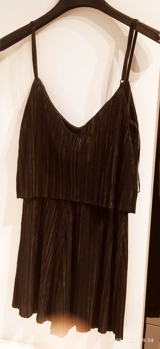 Mono corto Bershka negro brillante, talla S