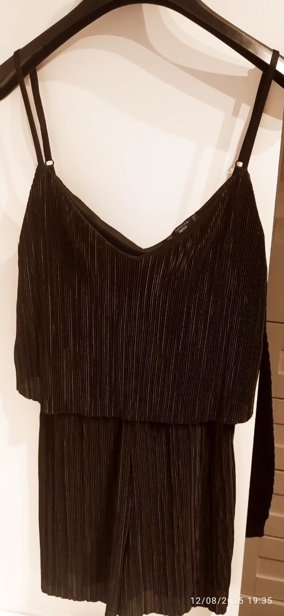 Mono corto Bershka negro brillante, talla S