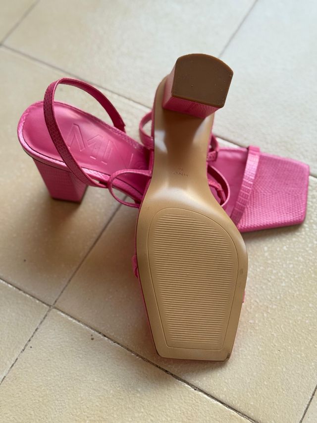 Sandalias tacón rosa Mango
