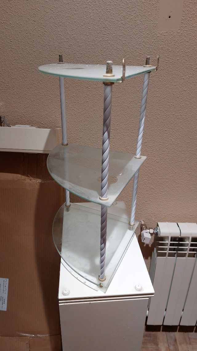 Estantería de esquina de 3 baldas.