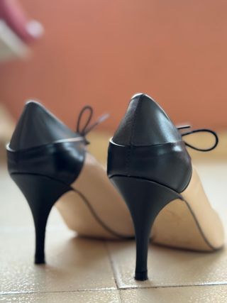 Zapatos salón beige y negros
