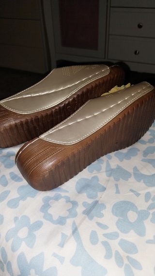 Sandalias planas doradas