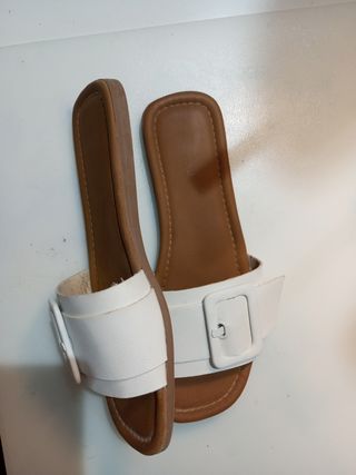 Sandalias blancas con hebilla