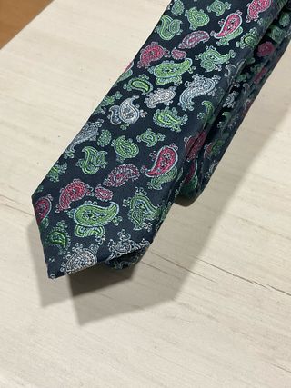 Corbata y pañuelo paisley multicolor