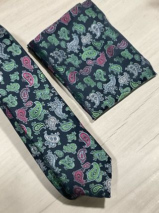 Corbata y pañuelo paisley multicolor