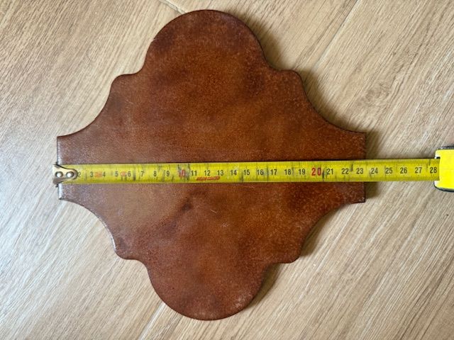 Baldosa cerámica marrón antigua