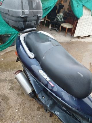 Kymco 50 CC: Moto scooter azul