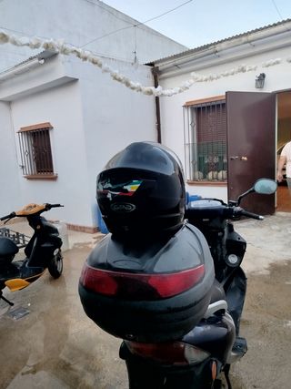 Kymco 50 CC: Moto scooter azul