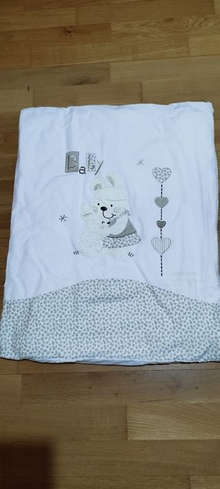 Cuna moisés blanca y beige, ligera y práctica