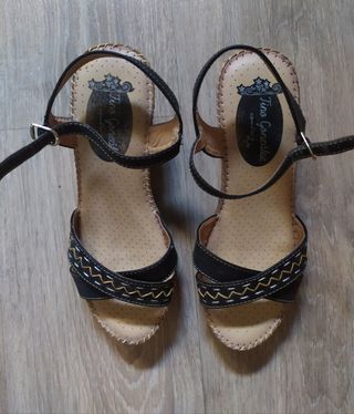 Sandalias cuña Tino González negras y beige. 