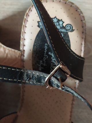 Sandalias cuña Tino González negras y beige. 