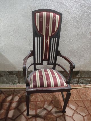 Silla vintage colonial de madera en color caoba.