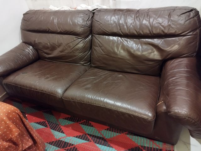 Sofá de cuero marrón