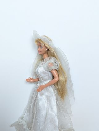 Muñeca Barbie con vestido de novia 