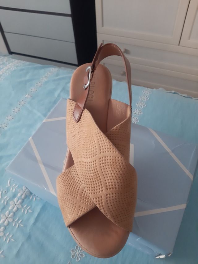 Sandalias tacón beige cómodas