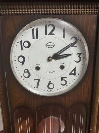 Reloj Thnee antiguo de madera