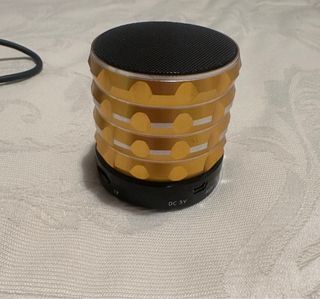 Altavoz dorado portátil