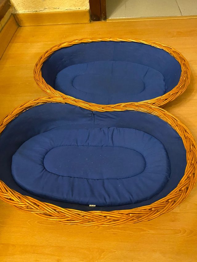 2 Cunitas perro mimbre azul 25€ cada una.