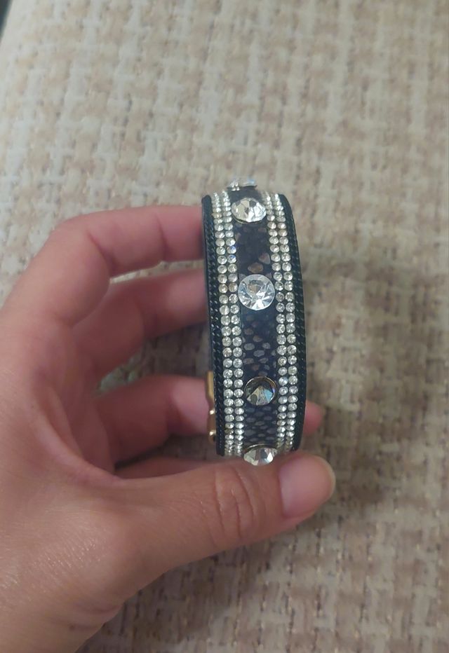 Pulsera negra con brillantes