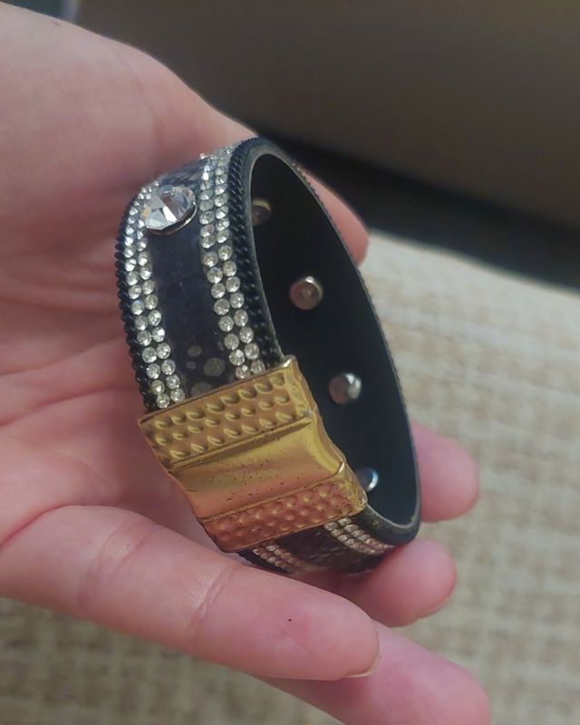 Pulsera negra con brillantes