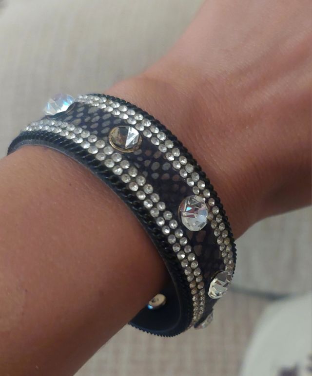 Pulsera negra con brillantes