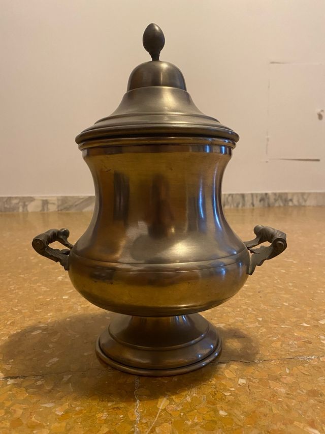 coppa con coperchio in peltro antico