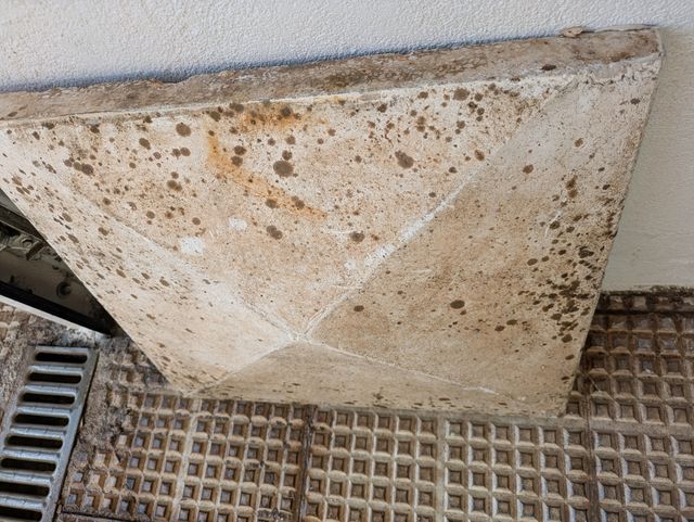 Pieza hormigón decorativa en forma de pirámide