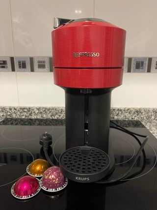 Cafetera Nespresso Vertuo Next roja